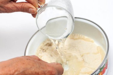 Tuzlu sıcak su için Mısır unu ekleyin
