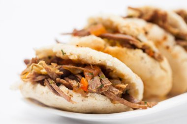 Kolombiyalı arepa ile parçalanmış sığır dolu