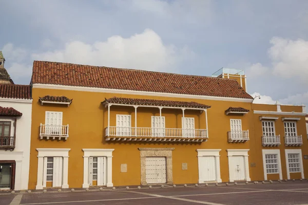 Edificio amarillo en la Plaza de Aduanas de Cartagena — Foto de Stock