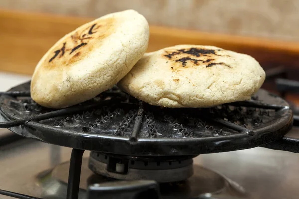 Kolumbijský arepas opékal na kulatý gril — Stock fotografie