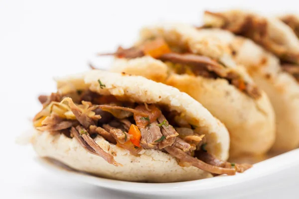 Arepa colombiana rellena de carne rallada — Foto de Stock