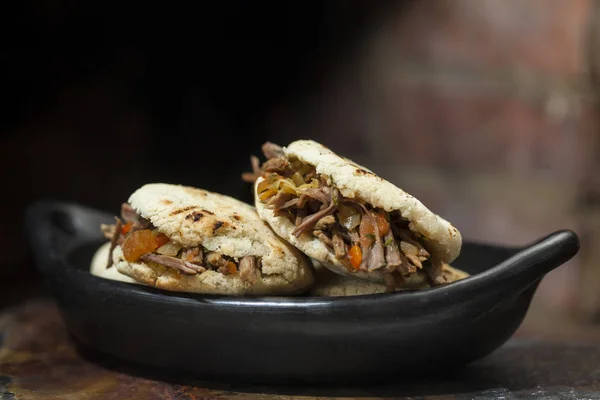 Arepa colombiana rellena de carne rallada — Foto de Stock