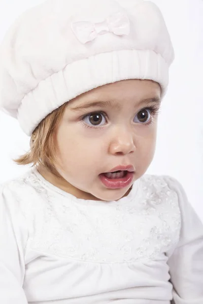 Kleines Mädchen mit Baskenmütze — Stockfoto