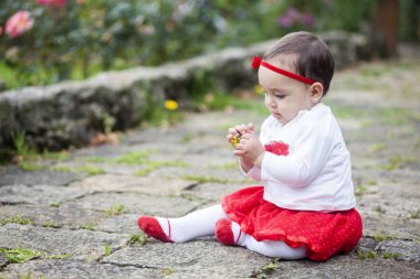 Garden kırmızı giymiş bebek