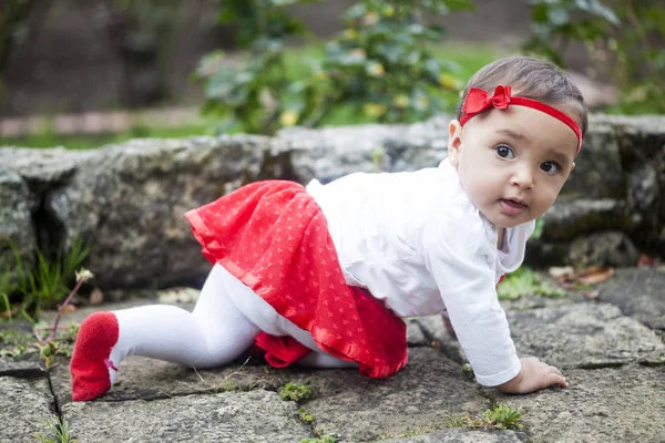 Bebé vestido de rojo en el jardín — Foto de Stock