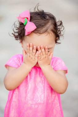 Peek bir boo oynamaya kız bebek