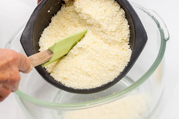 Adicionando queijo ralado para massa de pandebono — Fotografia de Stock