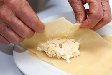 Lazanya makarna üçgen içine katlanır