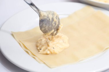 Lazanya makarna peynir ile doldurma