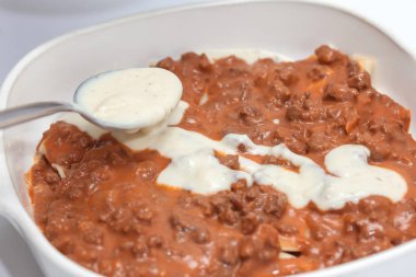 Beyaz soslu lazanya için ekleme