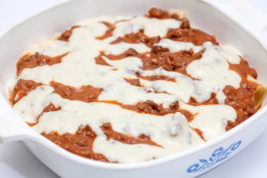 Beyaz soslu lazanya için ekleme