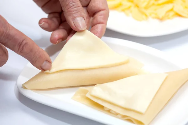 Cobrindo os triângulos da lasanha com queijo — Fotografia de Stock