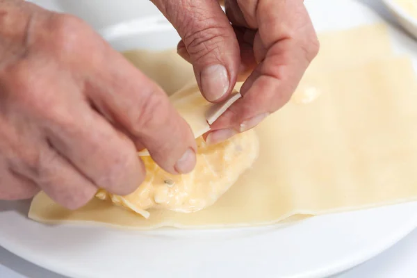 Fällbara lasagne pasta i trianglar — Stockfoto