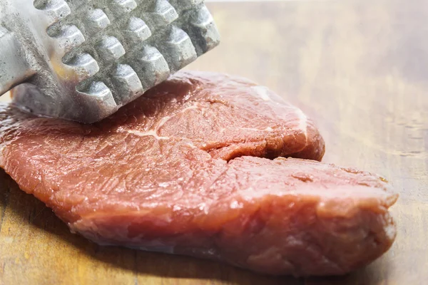 Carne crua de bovino e martelo — Fotografia de Stock