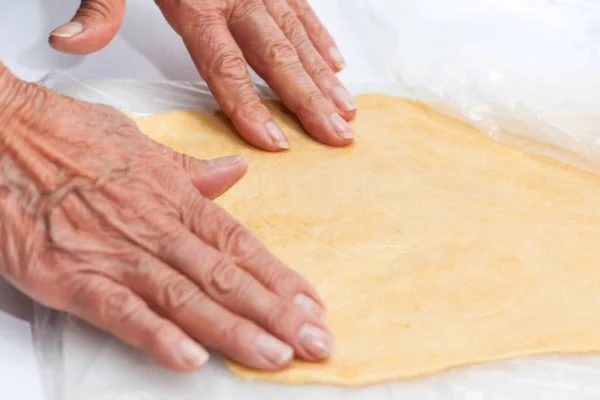 Rekken van de pasta deeg — Stockfoto