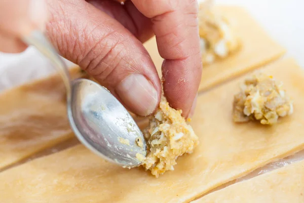 Rellenar tiras de pasta de ravioles —  Fotos de Stock