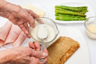 Beyaz soslu quinoa krep ekleme