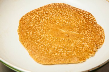 Krep hamuru üzerine bir tava yemek quinoa