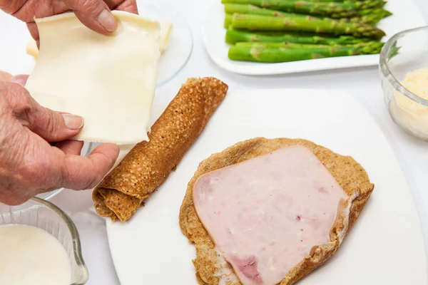 Enchendo os crepes de quinoa com queijo e presunto — Fotografia de Stock