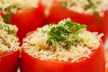 Doldurulmuş domates pişmiş hazır ham