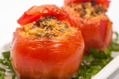 Sadece pişmiş doldurulmuş domates