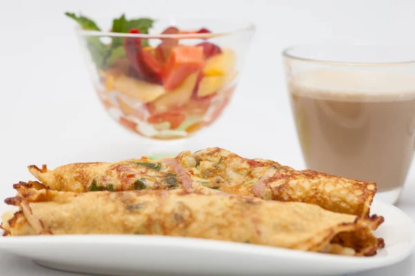 Delicioso café da manhã omelete com frutas e café — Fotografia de Stock