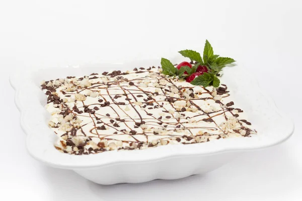 Verziertes Napoleon-Dessert in einer weißen Schüssel — Stockfoto