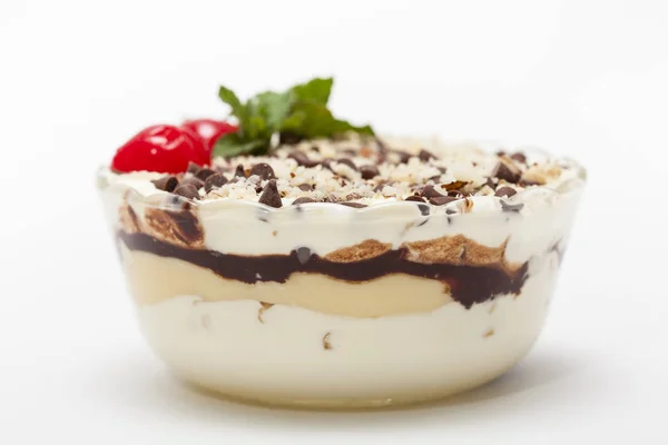 Verziertes Napoleon-Dessert in einer transparenten Schüssel — Stockfoto