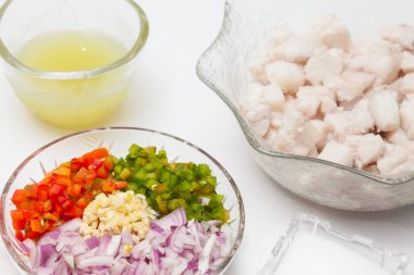 Beyazlatılmış balık, limon suyu ve doğranmış sebze