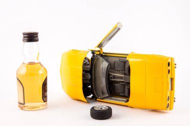 İçkili araba kullanma.