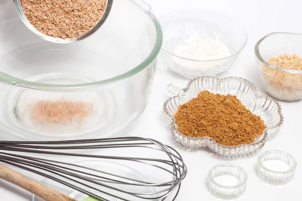 Συστατικά για την προετοιμασία αναπόσπαστο σιτάρι muffins πίτουρου — Φωτογραφία Αρχείου