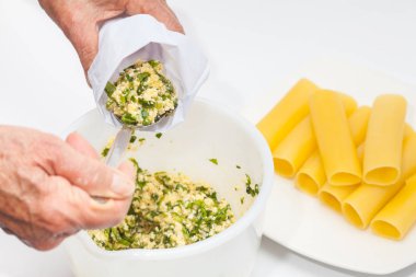 Hamur işi çanta ıspanak ve peynir dolum ile doldurma