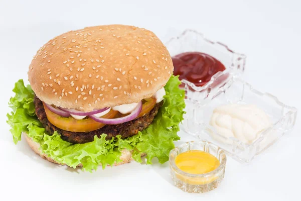 Linsen-Burger auf weißem Hintergrund — Stockfoto