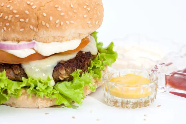 Linsen Cheeseburger auf weißem Hintergrund — Stockfoto