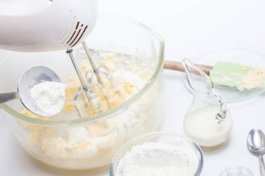 Un kurabiye hamur hazırlık için ekleme