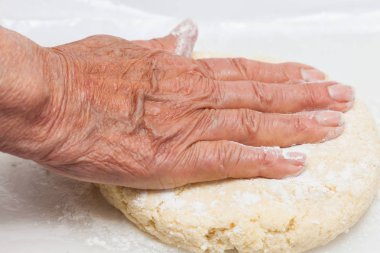 El ile kurabiye hamur yoğurmak