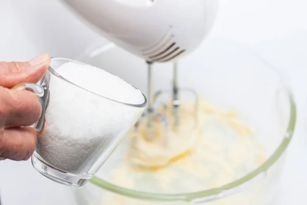 Cukor hozzáadása a vajat a tészta előkészítése — Stock Fotó