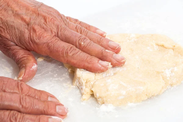 Μαλάσσω ζύμη μπισκότα με το χέρι — Φωτογραφία Αρχείου