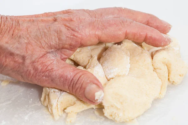 Amasse a massa de biscoitos à mão — Fotografia de Stock