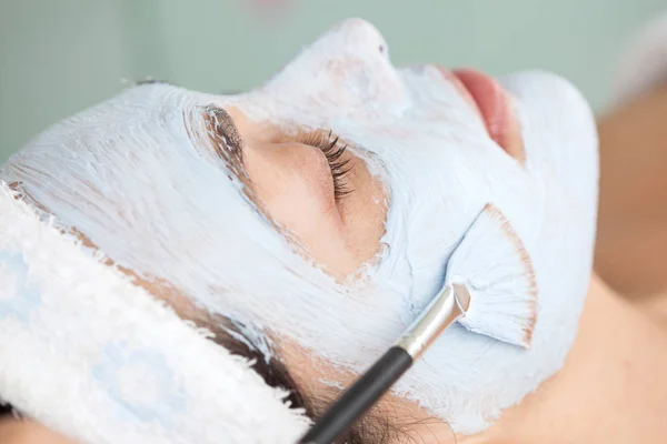 Aplicación de mascarilla facial en cara de mujer —  Fotos de Stock