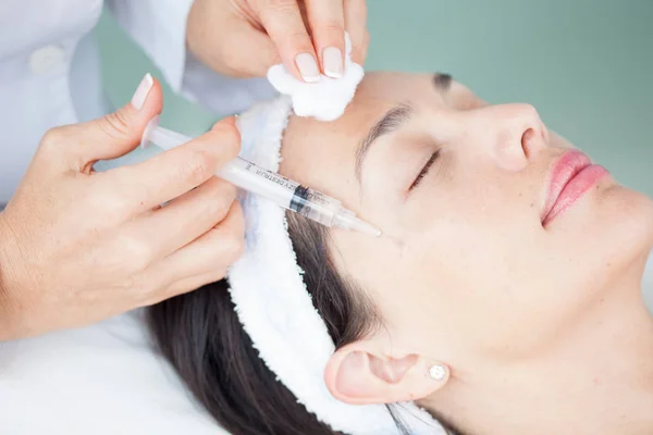 Aplicar un tratamiento facial —  Fotos de Stock