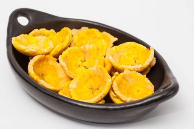 Muz fincan siyah seramik tabak üzerinde