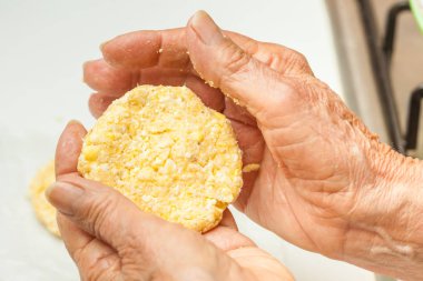 Arepa tipik şekli oluşturmak için hamur topları düzleştirin