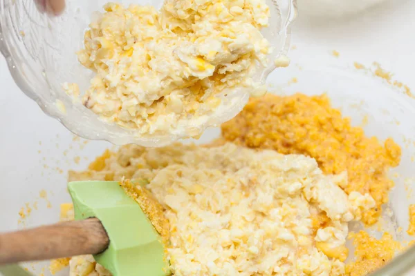 Adição de grãos de milho triturados para preparar pão de milho doce — Fotografia de Stock