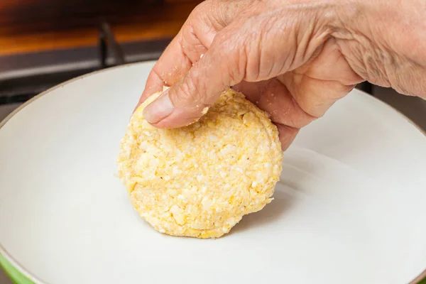 Cozinhando o pão de milho em uma bandeja — Fotografia de Stock