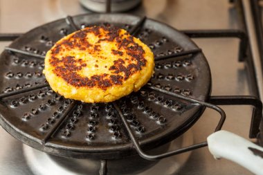 Yuvarlak bir ızgara Kavrulmuş mısır ekmeği