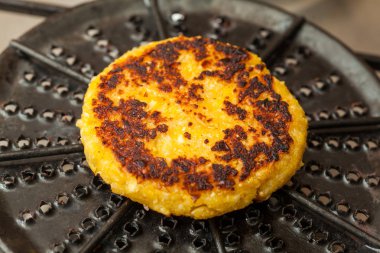 Yuvarlak bir ızgara Kavrulmuş mısır ekmeği