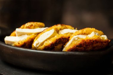 Beyaz peynir le dolu Arepas de choclo
