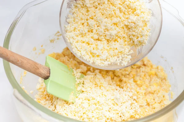Προσθήκη πρεσαρισμένα τυρί να προετοιμάσει ψωμί γλυκό καλαμπόκι — Φωτογραφία Αρχείου