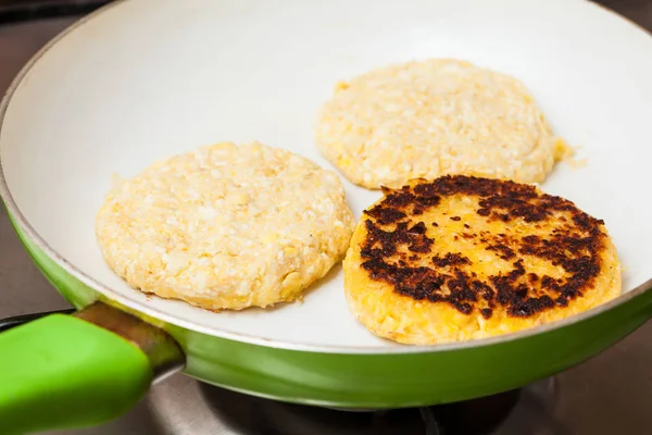 Arepa tipik şekli oluşturmak için hamur topları düzleştirin